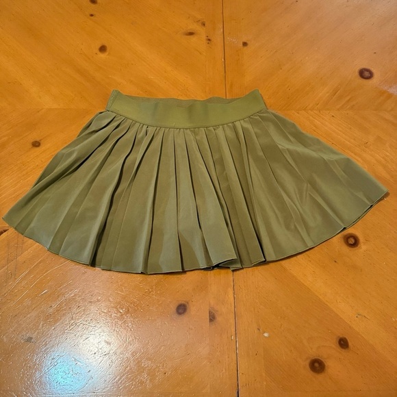 Aritzia TNA Pleated Tennis Skirt in Army Green Sz XS Performance Athletic - Picture 3 of 12